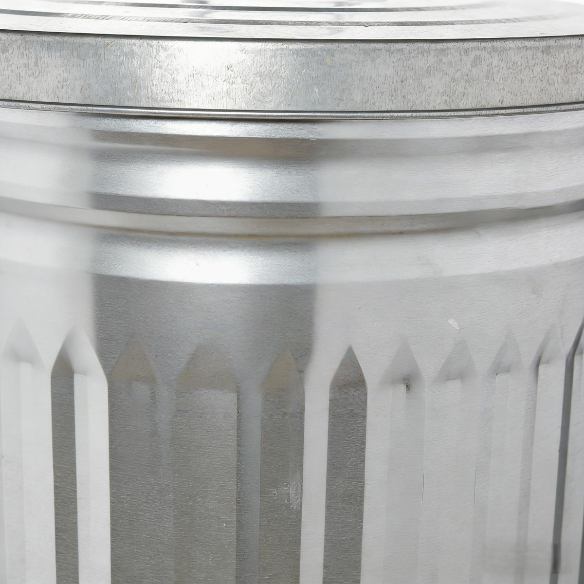 31 Gallon Galvanized Steel Trash Can with Lid J91801